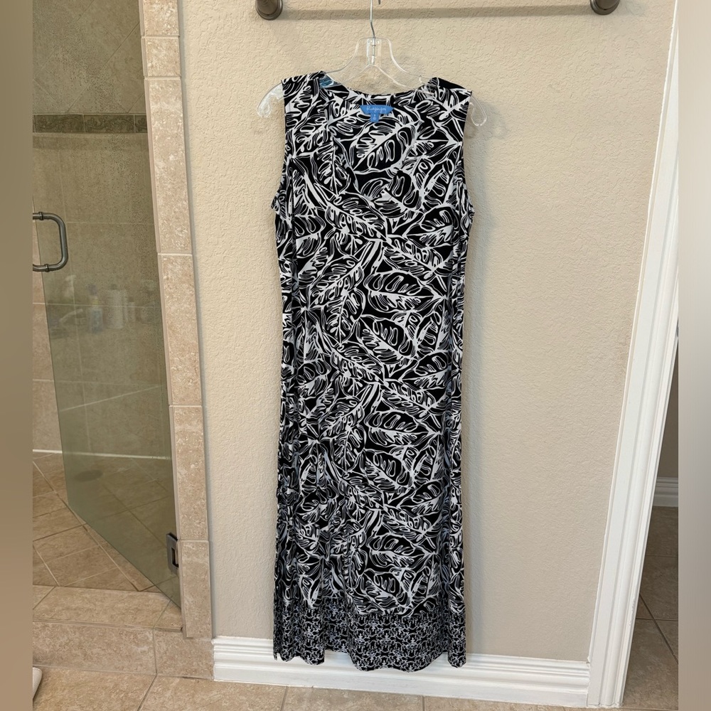 - Blue Ginger black & white, V-neck, Hawaiian print maxi from Oahu. Size S.